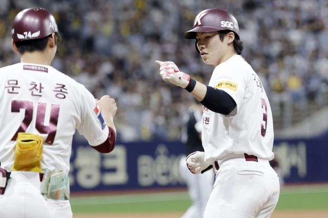 메이저리그 진출을 선언한 내야수 김혜성이 여러 팀의 관심을 받고 있지만 구체적인 협상에 돌입하지 못했다. 사진은 올시즌 키움 히어로즈에서 활약한 김혜성(오른쪽)의 모습. /사진=뉴시스