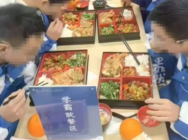 성적이 우수한 학생들의 식사 구역을 따로 만들어 고급 도시락을 제공한 중학교가 논란이 일자 사과했다. /사진=사진=SCMP 갈무리