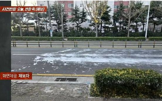 페이트 가게 앞에 있던 퍼티(균열보수재) 통을 도로에 던지는 모습이 공개됐다. /사=JTBC '사건반장' 캡처