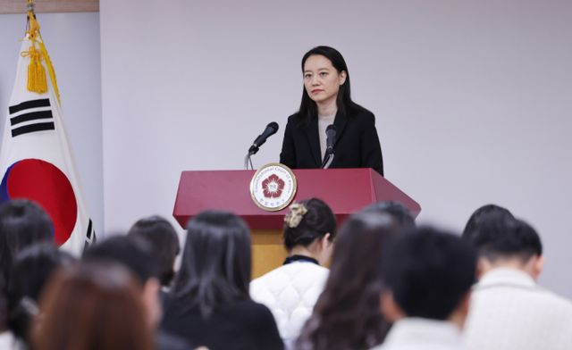 헌법재판소가 윤석열 대통령에 대한 탄핵심판을 6인 체제로 선고가 가능한지 여부를 아직 논의 중이라고 밝혔다. 사진은 27일 서울 종로구 헌법재판소 별관에서 열린 윤석열 대통령 탄핵심판 관련 브리핑에 참석한 이진 헌법재판소 공보관. /사진=뉴스1 