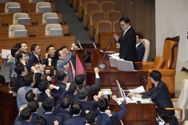 한덕수 대통령 권한대행 국무총리에 대한 탄핵소추안이 국회 본회의를 통과했다. 사진은 27일 오후 서울 여의도 국회에서 열린 제420회국회(임시회) 제2차 본회의에서 우원식 국회의장이 한덕수 대통령 권한대행 국무총리 탄핵소추안 의결 정족수가 과반 151명이라고 밝히자 국민의힘 의원들이 이에 항의하는 모습. /사진=뉴스1