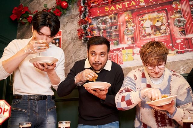 BBQ빌리지 송리단길점에서 열린 연말파티에서 푸틴 먹기 시합에 도전중인 글로벌 친플루언서들. /사진=BBQ