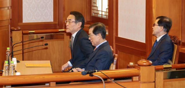 헌법재판소가 윤석열 대통령 탄핵심판에 대한 변론준비절차를 진행했다. 사진은 27일 서울 종로구 헌법재판소 소심판정에서 열린 윤석열 대통령 탄핵 심판 첫 변론준비기일에 출석한 윤석열 대통령 측 변호인단. /사진=뉴시스