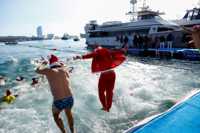 25일(현지시각) 스페인 바르셀로나에서 열린 코파 나달(크리스마스컵) 수영대회 도중 산타 복장을 한 참가자들이 물러 뛰어들었다. /사진=로이터