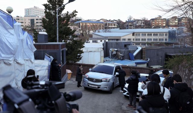 윤석열 대통령의 12.3 비상계엄 사태를 수사 중인 경찰 국가수사본부 특별수사단이 27일 오후 삼청동 대통령 안전가옥에 대한 압수수색에 나섰다. 사진은 경찰 특수단 차량이 27일 압수수색이 진행 중인 서울 삼청동 소재 대통령 안전가옥으로 향하는 모습. /사진=뉴시스