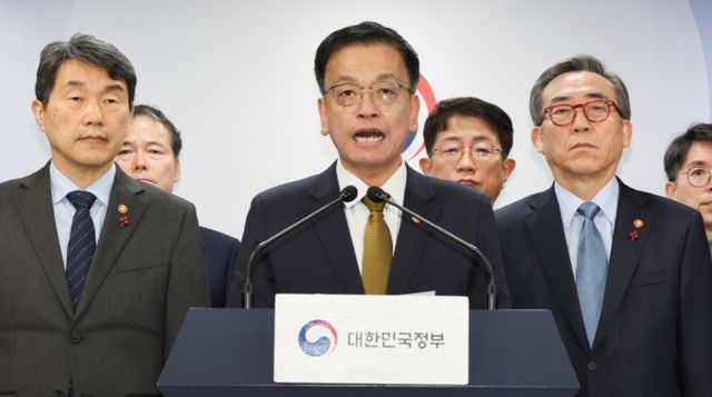 최상목 경제부총리 겸 기획재정부 장관이 한덕수 대통령 권한대행 겸 국무총리에 대한 탄핵소추를 재고줄 것을 정치권에 요청했다. 사진은 최상목 경제부총리 겸 기획재정부 장관(가운데)이 27일 서울 종로구 정부서울청사에서 국무위윈회 간담회를 마친 후 기자회견에서 발언 중인 모습. /사진=뉴스1