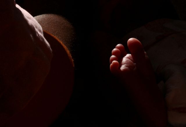 발칸반도 북마케도니아에서 61세 여성이 시험관 시술로 임신에 성공해 출산했다. 사진은 지난 20일(현지시각) 프랑스 산부인과에서 신생아를 검사하는 모습. 해당 기사와 상관없음. /사진=로이터