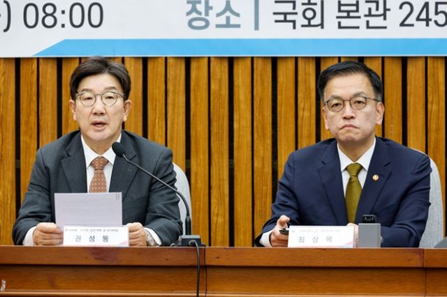 당정이 생활물가 안정과 서민 생계비 부담 완화 등에 11조6000억원을 투입할 계획이다. 사진은 권성동 국민의힘 당대표 권한대행 겸 원내대표(왼쪽)가 27일 서울 여의도 국회에서 열린 내수경기활성화 민당정협의회에 참석해 모두 발언하는 모습. /사진=뉴스1