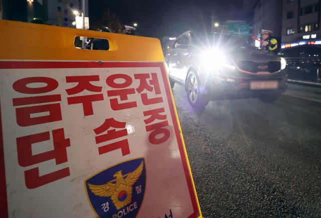 이달 3일 밤 서울 관악구의 한 도로에서 연말연시 음주·약물운전 특별단속을 하고 있다. 사진은 기사 내용과 직접적인 관련이 없음./사진=뉴스1 김진환 기자