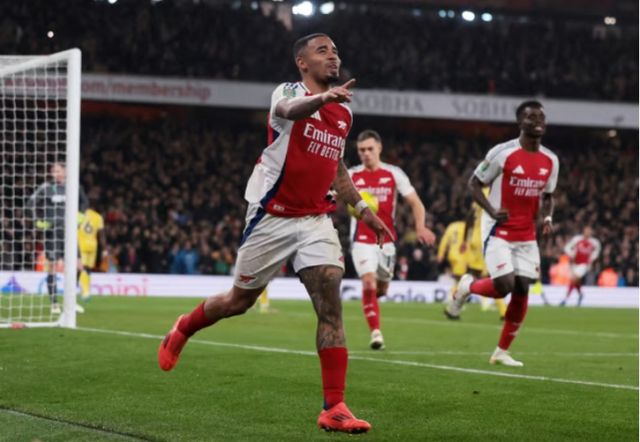 아스널이 선두 리버풀과 격차를 좁혔다. 사진은 19일(한국시각) 잉글랜드 런던 에미리트 스타디움에서 열린 2024-25 카라바오컵 8강에서크리스털 팰리스를 상대로 해트트릭에 성공한 가브리엘 제수스의 모습. /사진=로이터