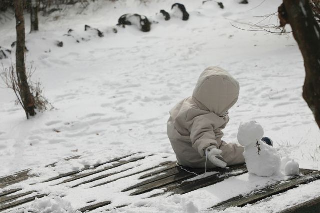 사진은 지난 28일 광주 동구청에서 시민이 눈사람을 만드는 모습. /사진=뉴스1