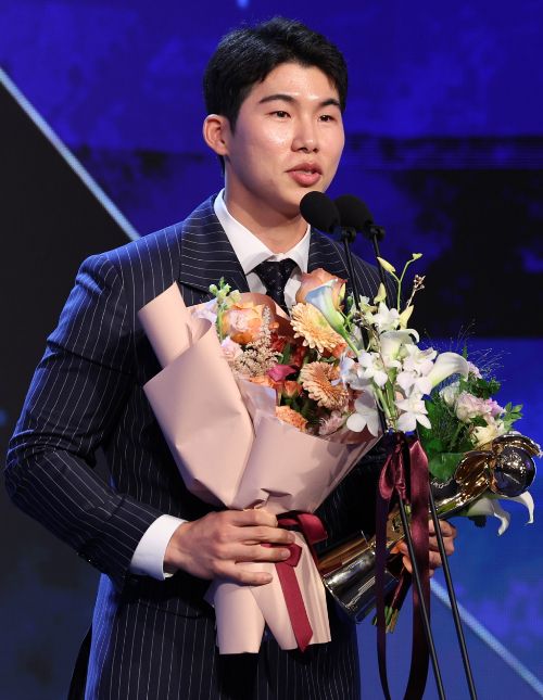 2024년11월26일 오후 서울 송파구 롯데호텔 월드에서 열린 '2024 신한 SOL뱅크 KBO 시상식'에서 수비상 내야수부문 수상자로 선정된 키움 2루수 김혜성이 소감을 밝히고 있다./사진=뉴시스 추상철 기자