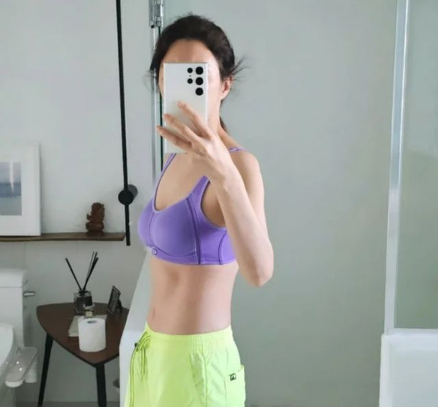 가수 김완선이 복근을 공개했다./사진=김완선 인스타그램