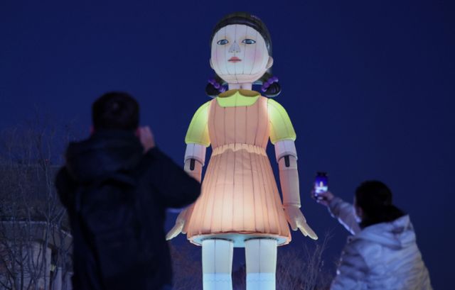 넷플릭스의 '오징어게임 시즌2'가 공개된 26일 오후 서울 광화문광장에 설치된 '영희' 조형물 앞에서 시민들이 기념촬영을 하고 있다. /사진=(서울=뉴스1) 김성진 기자