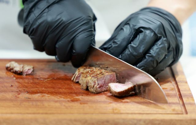 2024년6월11일 경기 고양시 일산서구 킨텍스에서 열린 2024 서울국제식품산업대전에서 한 관계자가 우루과이 부스에서 우루과이 소고기를 썰고 있다. 사진은 기사 내용과 직접적인 관련이 없음./사진=뉴시스 고범준 기자 