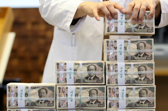 역대급 '엔저'(엔화 약세) 현상으로 꾸준히 증가하던 엔화예금 잔액이 감소하고 있다. 사진은 지난 10월 서울 중구 하나은행 위변조대응센터에서 직원이 엔화를 정리하고 있는 모습. /사진=뉴스1