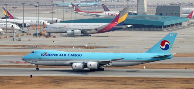 지난 11일 인천공항 계류장 및 활주로에 대한항공과 아시아나 비행기의 모습이 보이고 있다. /사진=뉴스1