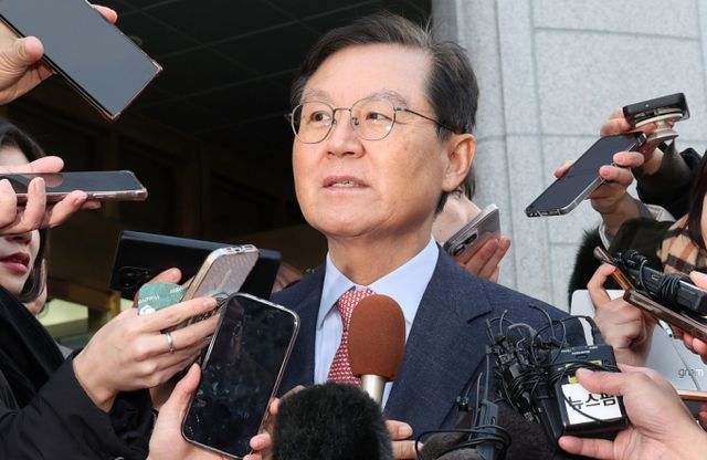 공조수사본부의 3차 출석에 불응한 윤석열 대통령 측이 고위공직자범죄수사처가 적법한 체포영장 청구자가 아니라고 주장했다. 사진은 지난 27일 서울 종로구 헌법재판소에서 열린 윤석열 대통령 탄핵심판 첫 변론준비기일에 참석한 대통령 측 대리인 윤갑근 변호사의 모습. /사진=뉴스1