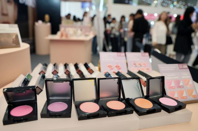 올해 K뷰티 수출 규모가 93억달러(약 13조7000억원)를 올려 역대 최고 실적을 경신했다. 올 10월1일 서울 중구 동대문디자인플라자(DDP)에서 열린 '2024 서울뷰티위크'에서 관람객들이 부스를 둘러보고 있다. /사진=뉴스1