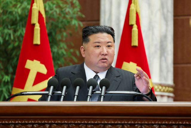 북한이 내년 1월 출범하는 도널드 트럼프 2기 행정부를 상대로 강경 대응 기조를 이어가겠다는 입장을 공식적으로 천명했다. 사진은 김정은 당 총비서가 노동장 중앙위원회에 참석해 '강령적인 결론'을 연설하는 모습. /사진=뉴스1 