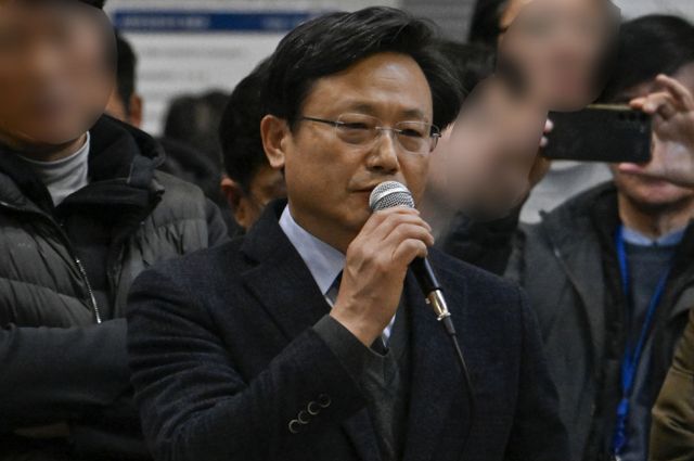 김이재 제주항공 대표가 전남 무안국제공항을 방문해 유족 앞에서 사과했다. /사진=뉴시스