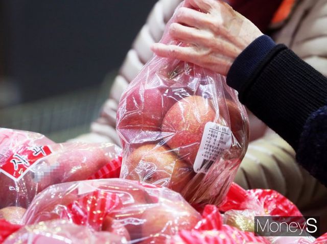 사과 도매가격이 1년 만에 2배 넘게 뛰면서 처음으로 10kg당 9만원대를 기록한 가운데 서울 한 대형마트에서 장을 보러온 시민들이 과일코너에 진열된 사과를 살피고 있다. /사진=임한별 기자