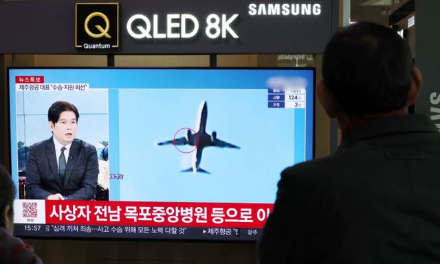 29일 오전 제주항공 여객기가 전남 무안공항에 착륙하던 중 사고가 발생했고 현재까지 생존자는 2명으로 파악됐다. 사진은 서울역에서 관련 뉴스를 지켜보는 시민들. /사진=뉴스1