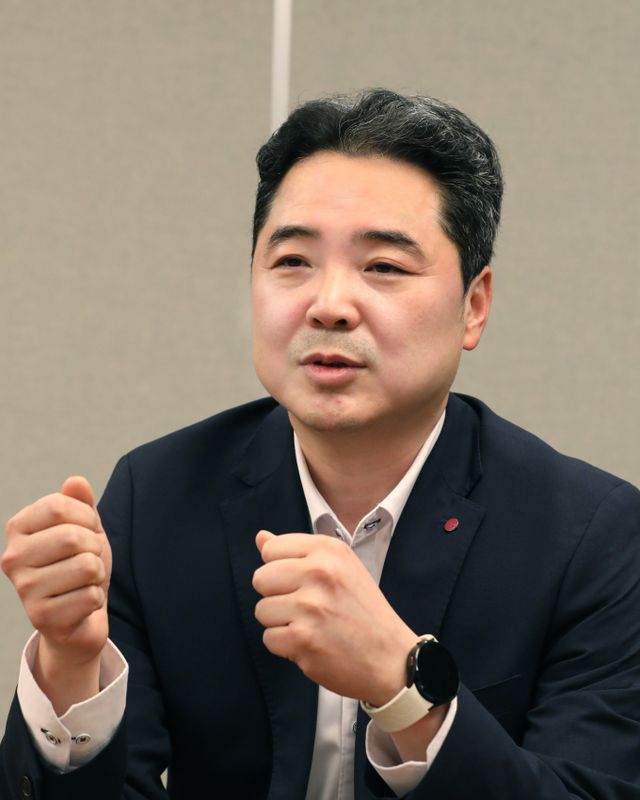 LG유플러스가 인공지능 전환(AX) 컴퍼니로의 도약을 가속화하기 위해 내년 1월7일부터 10일까지 미국 라스베이거스에서 열리는 ‘CES 2025’에 임직원 참관단을 파견한다. 사진은 이상엽 LG유플러스 CTO(최고기술책임자)의 모습. /사진=LG유플러스 제공