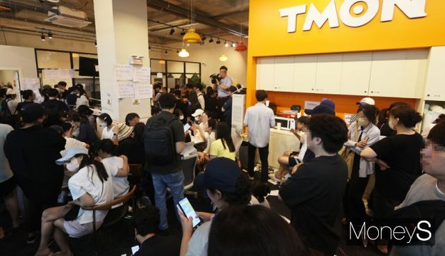 티몬·위메프(티메프) 판매대금 정산 지연 사태가 이어진 지난 7월 피해자들이 서울 강남구 티몬 신사옥에서 환불을 받기 위해 대기하고 있다. /사진=임한별 기자