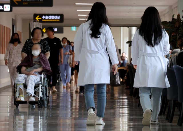 서울 시내 한 대학병원에서 이동하는 의료진. /사진=뉴스1