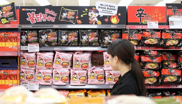 올해 10월 말 기준 라면 수출액이 10억2000만달러(약 1조5055억원)로 역대 최고 실적을 경신했다. 이는 지난해보다 30% 증가한 수치다. 서울 시내의 한 대형마트에 라면이 진열돼 있다. /사진=뉴스1 