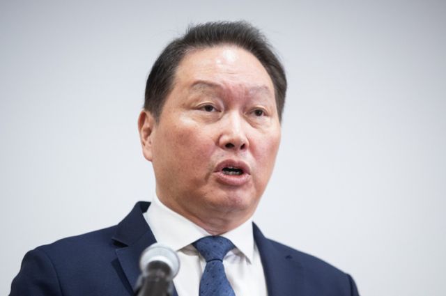 최태원 SK그룹 회장이 지난 6월17일 서울 종로구 SK서린빌딩에서 열린 노소영 아트센터 나비 관장과의 이혼소송 항소심 관련 기자 설명회에 참석해 상고이유에 대해 밝히고 있다. /사진=뉴스1