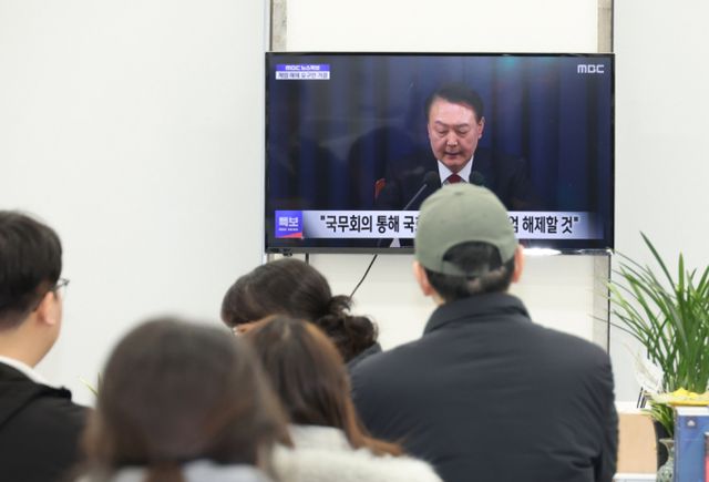 이재명 더불어민주당 대표 등이 주장했던 '계엄령 준비 의혹'이 재조명받고 있다. 사진은 더불어민주당 당직자들이 4일 새벽 서울 여의도 국회에서 윤석열 대통령의 비상계엄 해제 담화를 보고 있는 모습. /사진=뉴시스