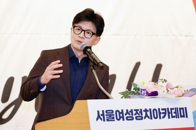 한동훈 국민의힘 대표는 3일 "반드시 이런 위법한 계엄선포를 바로잡겠다"고 말했다. 사진은 지난 3일서울 여의도 국회도서관에서 열린 서울여성정치아카데미 1기 개강식에 참석한 한동훈 국민의힘 대표. /사진=뉴스1