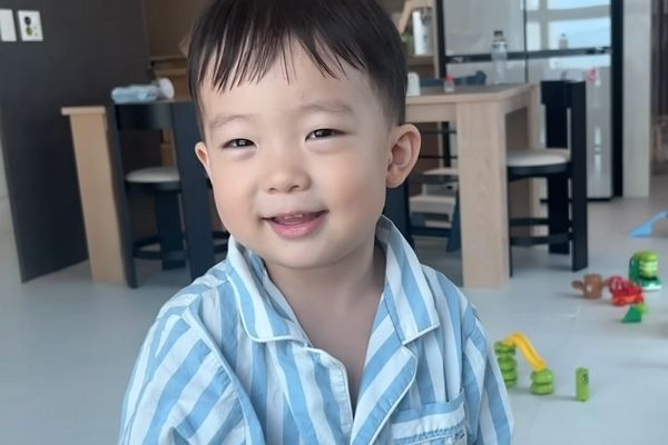 유튜브 채널 '태요미네'에 올라온 공지를 두고 누리꾼들 사이에서 갑론을박이 벌어졌다. 사진은 활짝 웃고 있는 태하의 모습. 사진=태요미네 유튜브 캡처