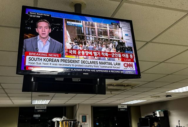 미국 정부가 윤석열 대통령의 비상계엄령 선포에 대해 한국 정부와 연락을 취하고 있다고 밝혔다. 사진은 4일(한국시각) 외신방송에서 한국의 비상계엄령을 보도하는 모습. /사진=뉴시스