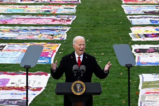 조 바이든 미국 대통령이 세계 에이즈의 날인 1일(현지시각) 백악관 사우스론에서 에이즈 생존자와 가족에게 연서을 하고 있다. /사진=로이터