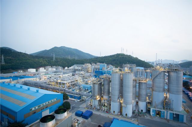 석유화학 업황 침체로 롯데케미칼이 일부 공장 가동을 중단키로 했다. 사진은 롯데케미칼 여수공장 전경. /사진=롯데케미칼 