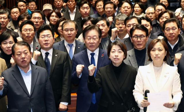 더불어민주당이 윤석열 대통령의 비상계엄을 헌법위반으로 간주하며 즉각 퇴진하지 않으면 탄핵 절차에 돌입하겠다고 밝혔다. /사진=뉴스1 