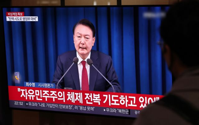  윤석열 대통령이 대국민담화문을 열고 '비상계엄'을 선포한 3일 밤 서울역 대합실에서 시민들이 관련 뉴스를 시청하고 있다./사진=뉴스1 