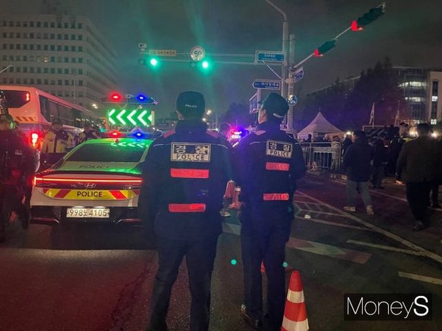 윤석열 대통령이 비상계엄을 발표한 이후 여의도 국회 앞 도로와 인도가 마비됐다. /사진=유찬우 기자