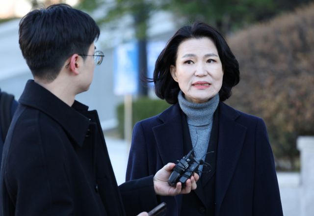 이진숙 방송통신위원장이 3일 오후 서울 종로구 헌법재판소에서 열린 자신의 탄핵심판사건 2회 변론에 출석했다. 사진은 기자들과 이야기를 나누는 모습. /사진=뉴시스