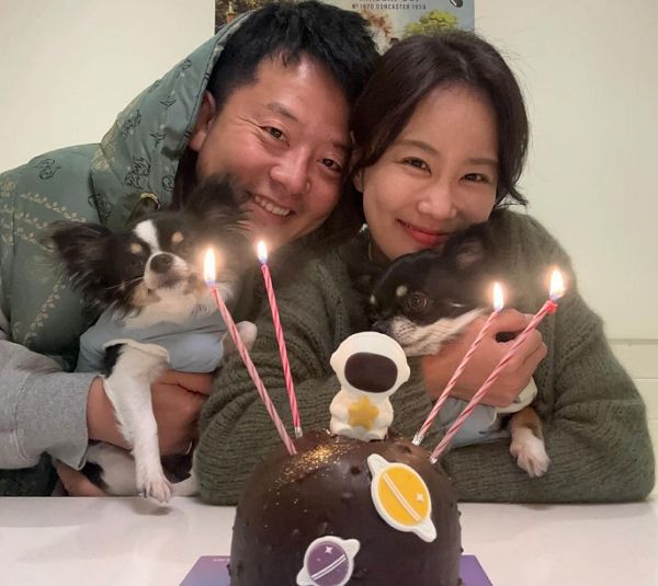 개그맨 김지민이 연인 김준호의 축하 속에 사랑 넘치는 생일을 보냈다. 사진은 김지민이 인스타그램에 공개한 김준호와의 커플 사진. /사진=김지민 인스타그램