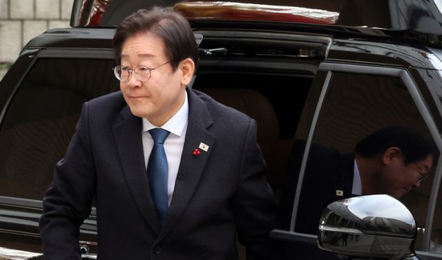 이재명 더불어민주당 대표가 윤석열 대통령의 비상계엄령 선포를 두고 불법적인 행위라고 비판했다.사진은 3일 서울 서초구 서울중앙지방법원에서 열린 재판에 출석 중인 이재명 더불어민주당 대표. /사진=뉴스1