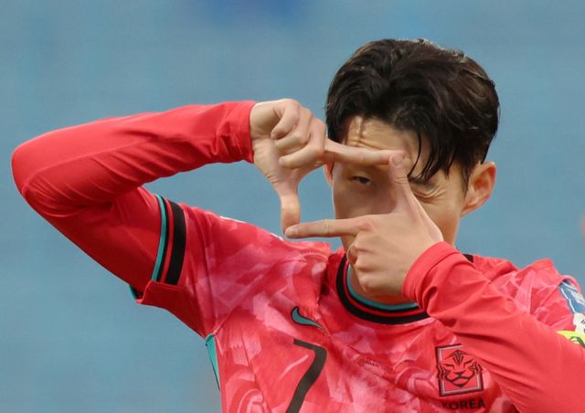 한국 축구가 역대 아시아 '올타임 베스트11'에 총 5명의 선수를 배출했다. 사진은 지난달 19일 요르단 암만 국제 경기장에서 열린 2026 국제축구연맹(FIFA) 북중미 월드컵 아시아 3차 예선 B조 6차전 한국과 팔레스타인의 경기 전반전, 손흥민이 동점골을 넣고 세리머니를 하는 모습. /사진=뉴시스