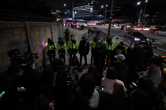 서울경찰청은 4일 오전 1시를 기점으로 산하 31개 경찰서에 ‘을호비상’을 발령했다. 사진은 4일 새벽 서울 용산 대통렬실 앞에서 경찰병력이 출입을 통제하고 있는 모습. /사진=뉴스1