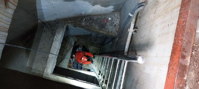 한 오피스텔 건물에서 70대 주차요원이 지하 물탱크실로 추락해 중상을 입었다. /사진=뉴시스(경기도소방재난본부 제공)