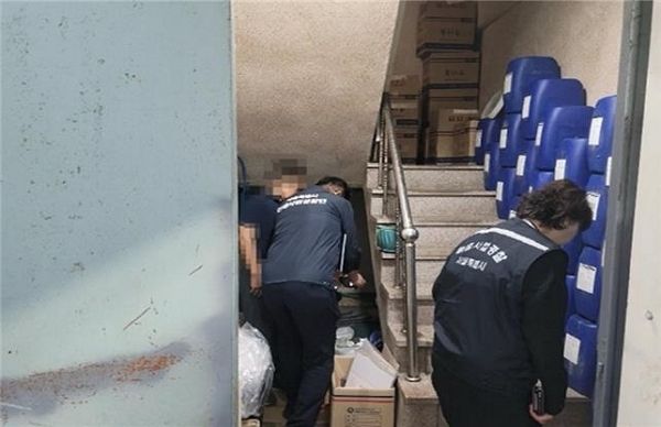 서울시 보건환경연구원이 수거된 위생물수건 형광증백제·대장균·세균수 항목을 검사하자 모든 업소에서 기준치 최소 3배에서 최대 1500배 세균이 초과 검출됐다. 사진은 위생물수건 처리 업체 현장점검 모습. /사진제공=서울시