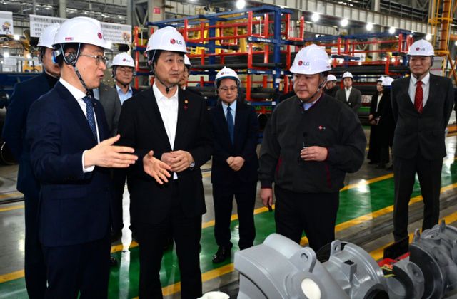 LG전자가 인공지능(AI) 데이터센터 열관리 솔루션으로 주목받는 초대형 냉방기 '칠러'(Chiller) 수출 확대를 위해 산업통상자원부와 민관협력을 강화한다. 사진은 이재성 LG전자 ES사업본부장(왼쪽)과 안덕근 산업통상자원부 장관(왼쪽 두 번째)이 경기도 평택 LG전자 칠러 공장을 시찰하는 모습.(LG전자 제공) /사진=(서울=뉴스1)