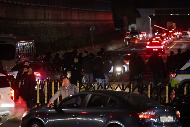 윤석열 대통령이 전격적으로 계엄령을 선포한 4일 새벽 서울 용산 대통렬실 앞에서 경찰병력이 출입을 통제했다. /사진=뉴스1